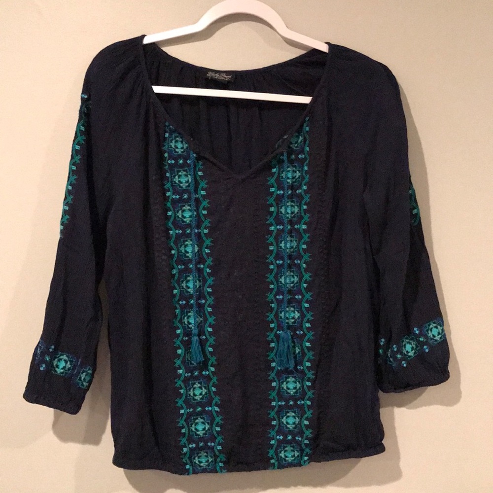 Navy blue lucky brand top with a turquoise pattern